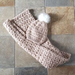 NWOT-Matching hat/infiniti scarf